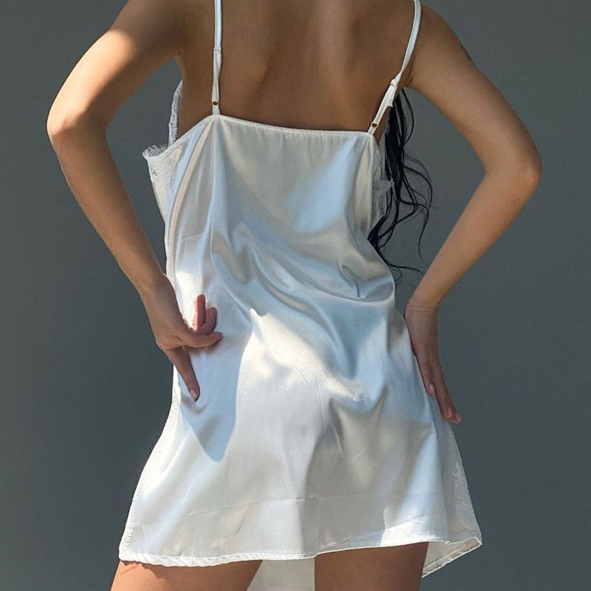 Robe de nuit en satin luxueux pour femmes avec accents en dentelle et manteau kimono Chic und Stil
