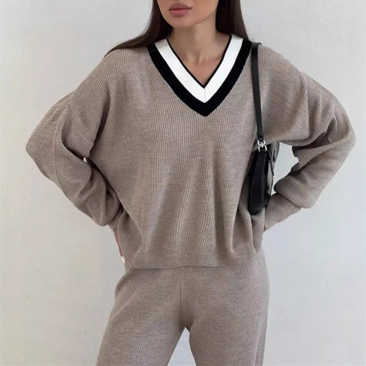 Dames pull confortable à col V avec col rayé Chic und Stil