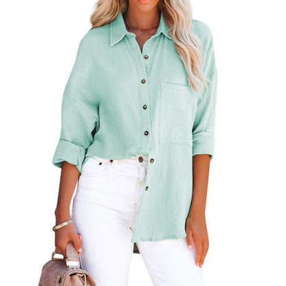 Chemise en chiffon pour femmes avec des manches larges et une poche poitrine pratique Chic und Stil