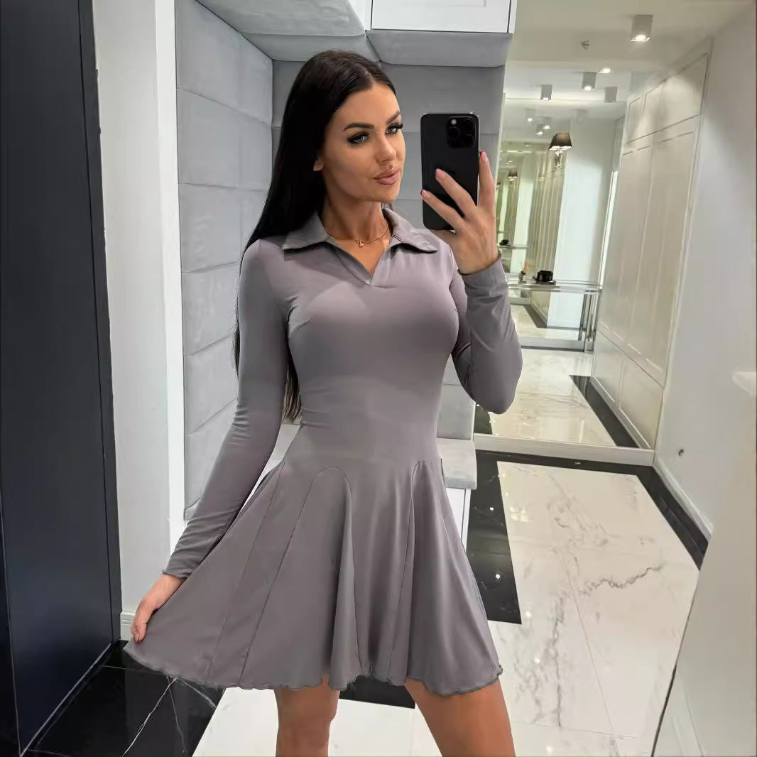 Robe de sport pour femmes avec col polo et jupe évasée Chic und Stil