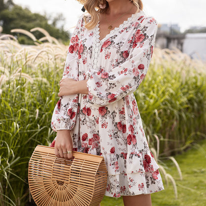 Robe mini femme avec imprimés floraux et détails de volants élégants Chic und Stil