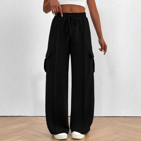 Wide cargo pants for women with elastic waist and practical pockets Chic und Stil