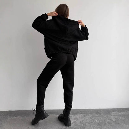 Trendy leisure set for women with padded top and elastic pants Chic and Style