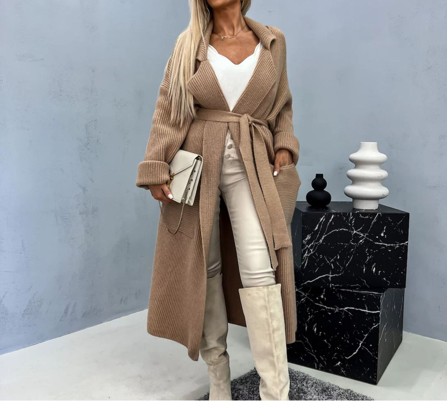 Comfortable knit pullover for women with belt and practical pockets Chic and Style