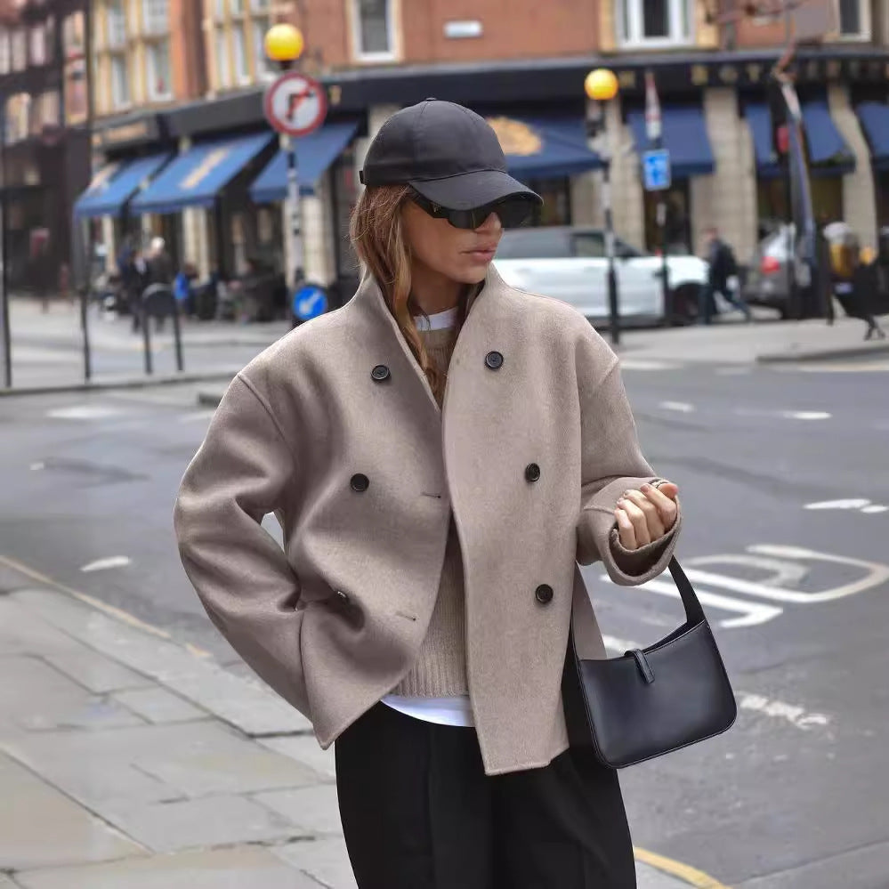 Trendy short jacket for women with double-breasted buttons and casual sleeves Chic and Style