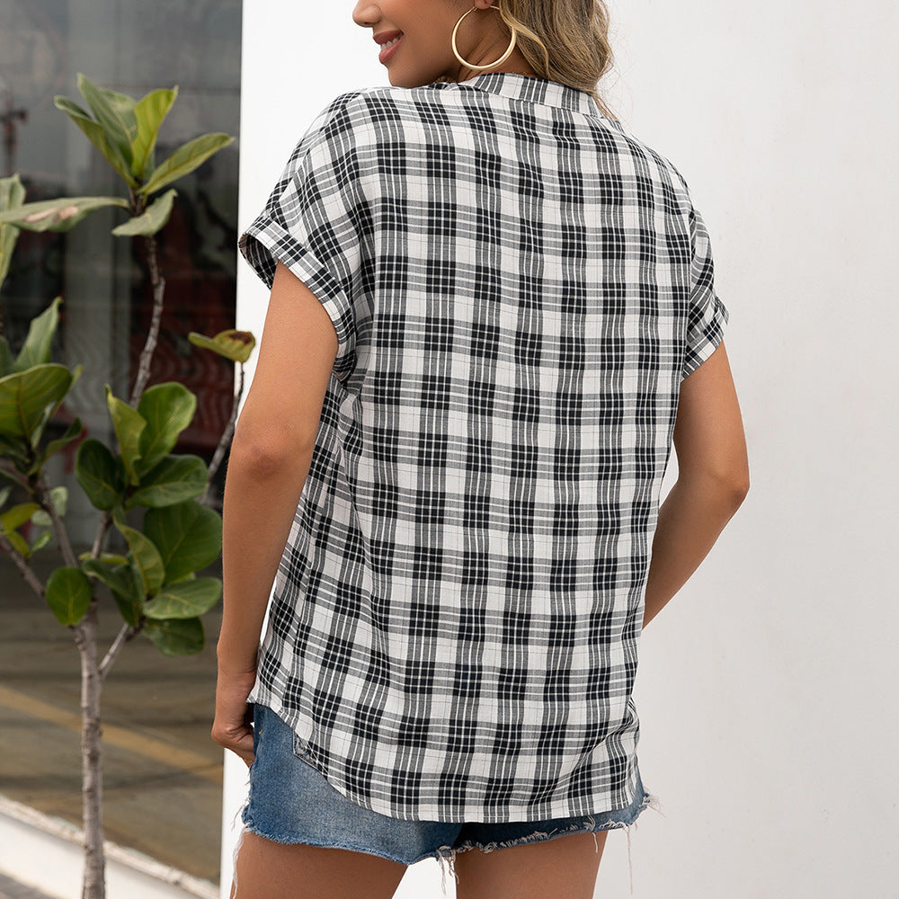 Blouse à manches courtes à carreaux pour femmes avec décolleté en V moderne et coupe décontractée Chic und Stil