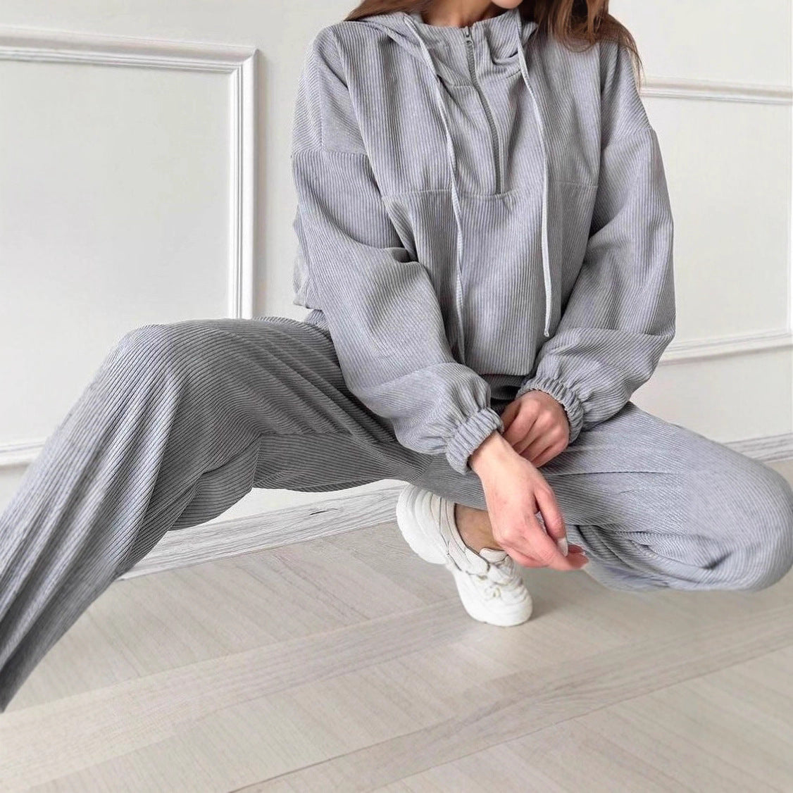 Women's Elegant Sports Set in Hoodie and Jogging Pants Chic and Style