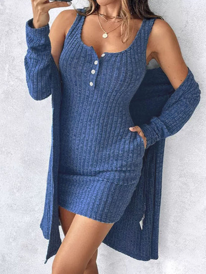 Robe en tricot pour femmes avec détails de boutons et cardigan assorti Chic und Stil