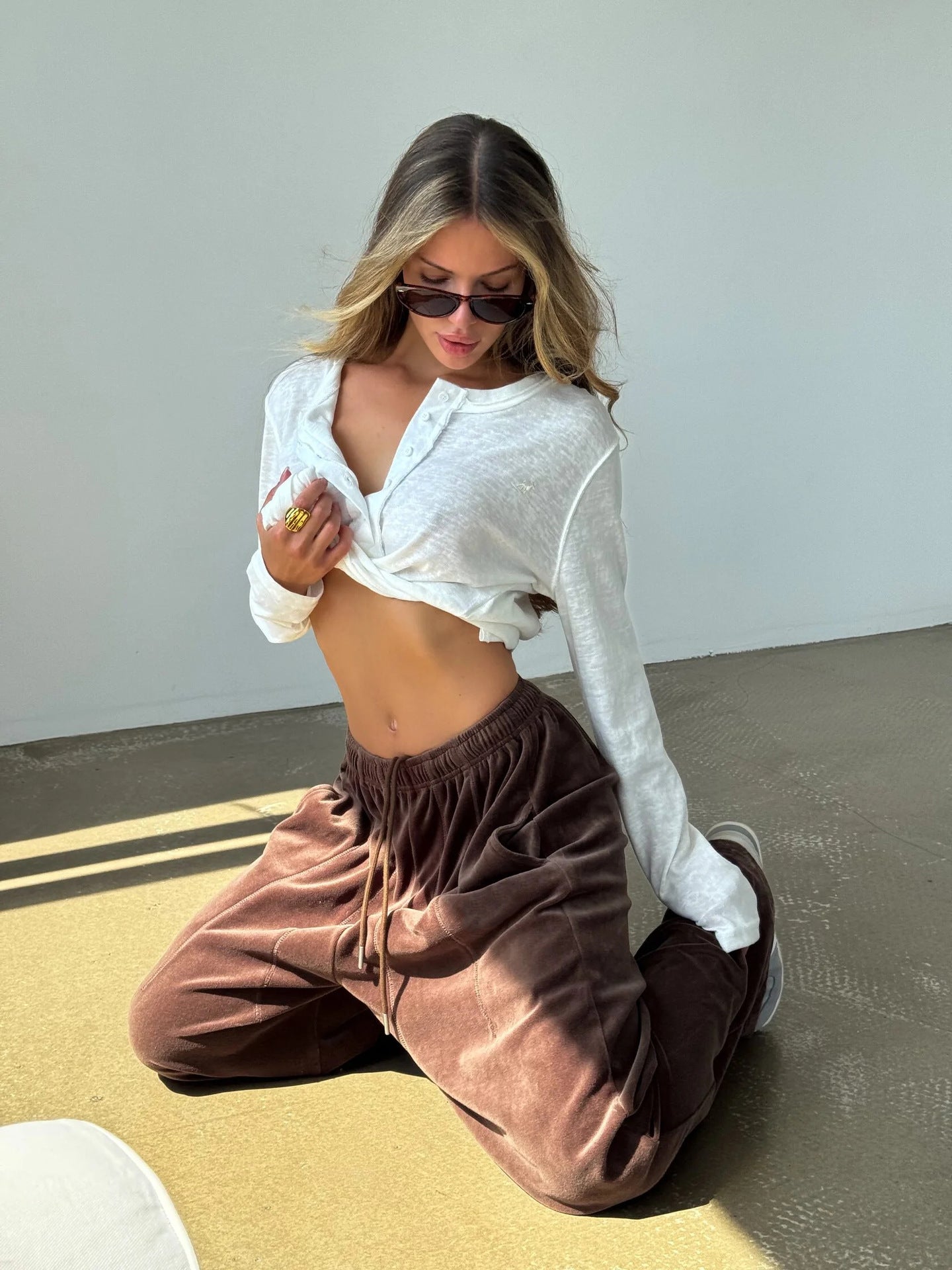 Wide velvet pants for women with elastic waist and practical side pockets Chic and Style