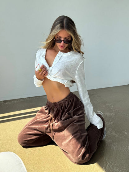 Wide velvet pants for women with elastic waist and practical side pockets Chic and Style