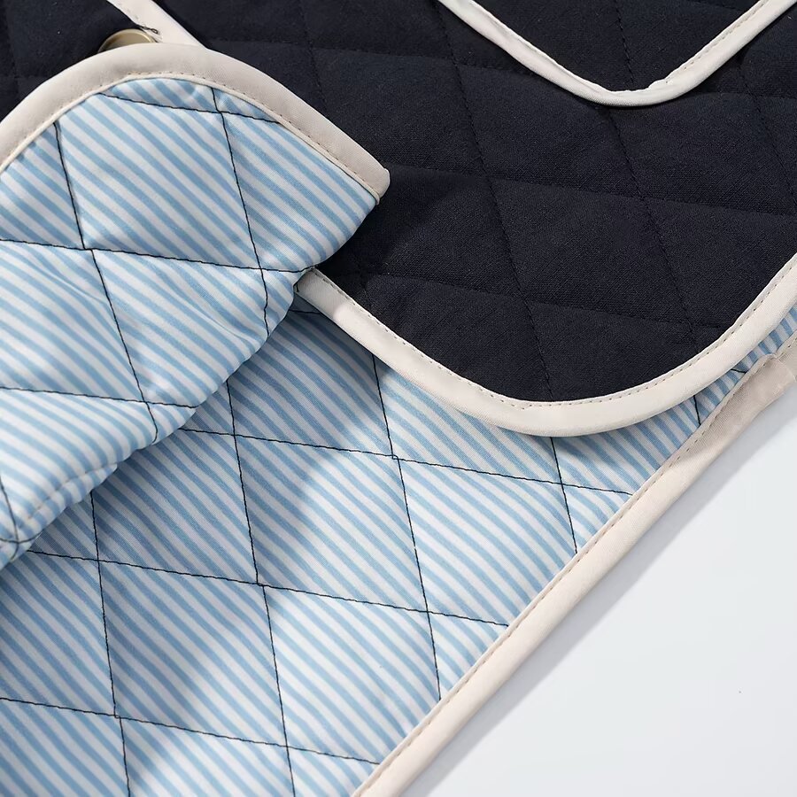 Ladies quilted jacket with practical pockets and elegant fit Chic and Style