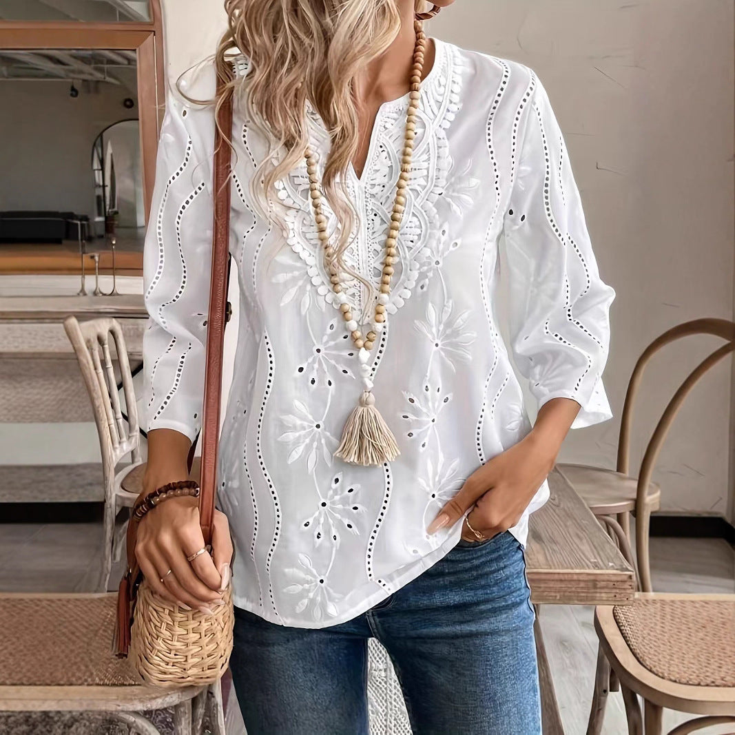 Blouse brodée pour femmes avec un élégant décolleté en V et des manches 3/4 Chic und Stil