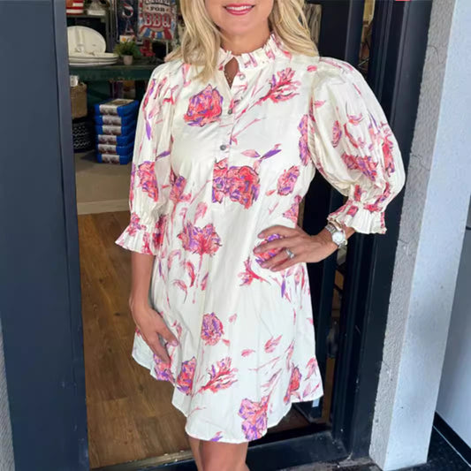 Robe chemise pour femmes avec des accents floraux et des détails de volants Chic und Stil