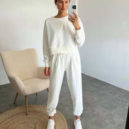 Casual sports outfit for women with cropped sweatshirt and comfortable jogging pants Chic and Style