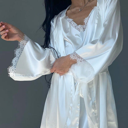Robe de nuit en satin luxueux pour femmes avec accents en dentelle et manteau kimono Chic und Stil