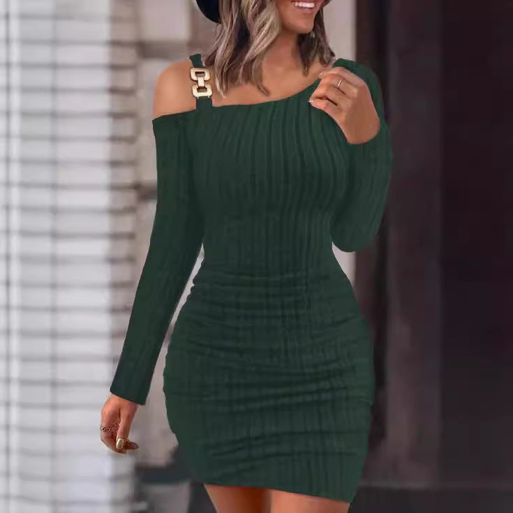 Robe en tricot moulante pour femmes avec un design d'épaule asymétrique et des accents décoratifs Chic und Stil