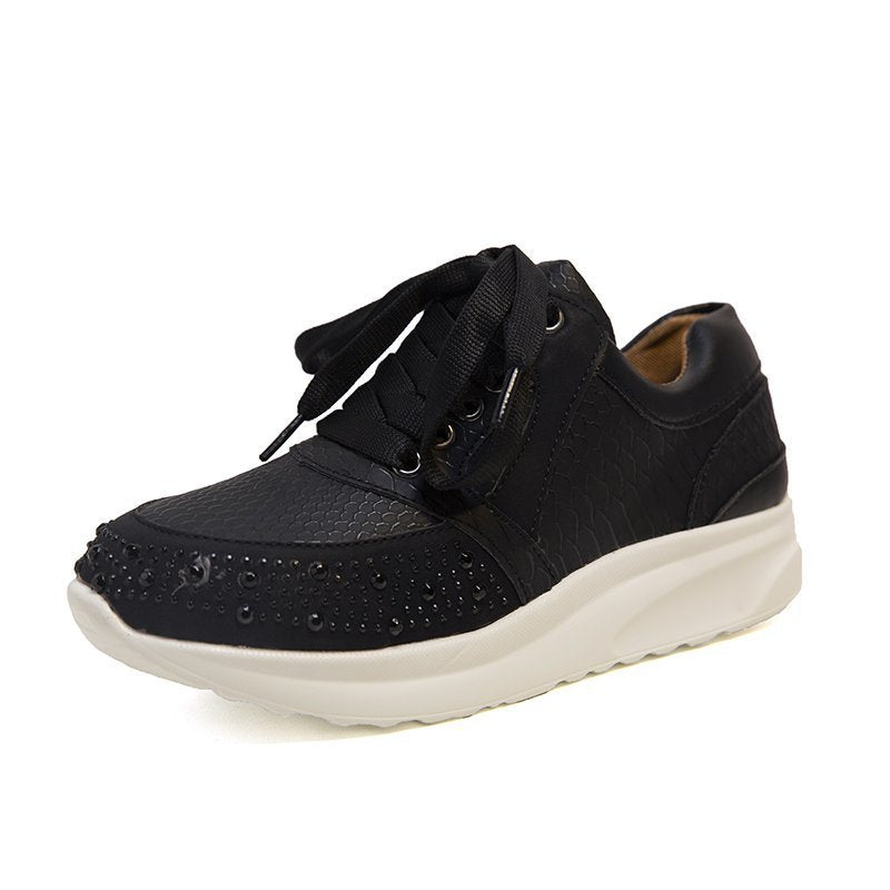 Baskets pour femmes avec des strass scintillants et une surface métallique élégante Chic und Stil