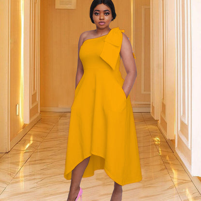 Robe de cocktail asymétrique pour femme avec une seule bretelle et ceinture Chic und Stil