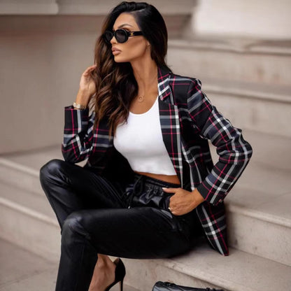 Blazer à carreaux pour femmes avec des détails modernes et une coupe cintrée Chic und Stil