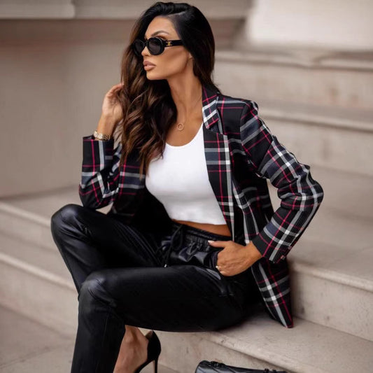 Blazer à carreaux pour femmes avec des détails modernes et une coupe cintrée Chic und Stil