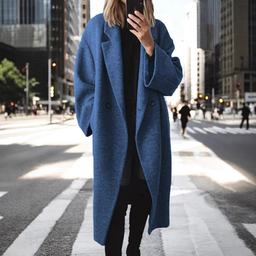Classic oversized coat for women with double button closure and wide lapels Chic und Stil