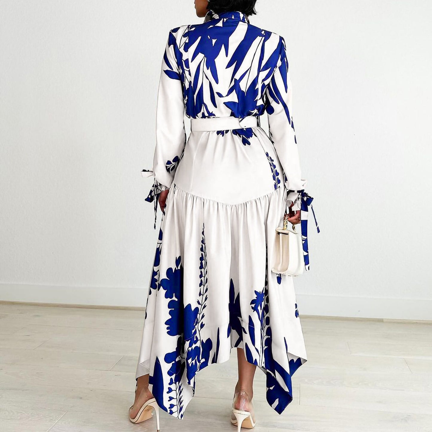 Robe chemisier pour femmes avec un design floral coloré et une ceinture cintrée Chic und Stil