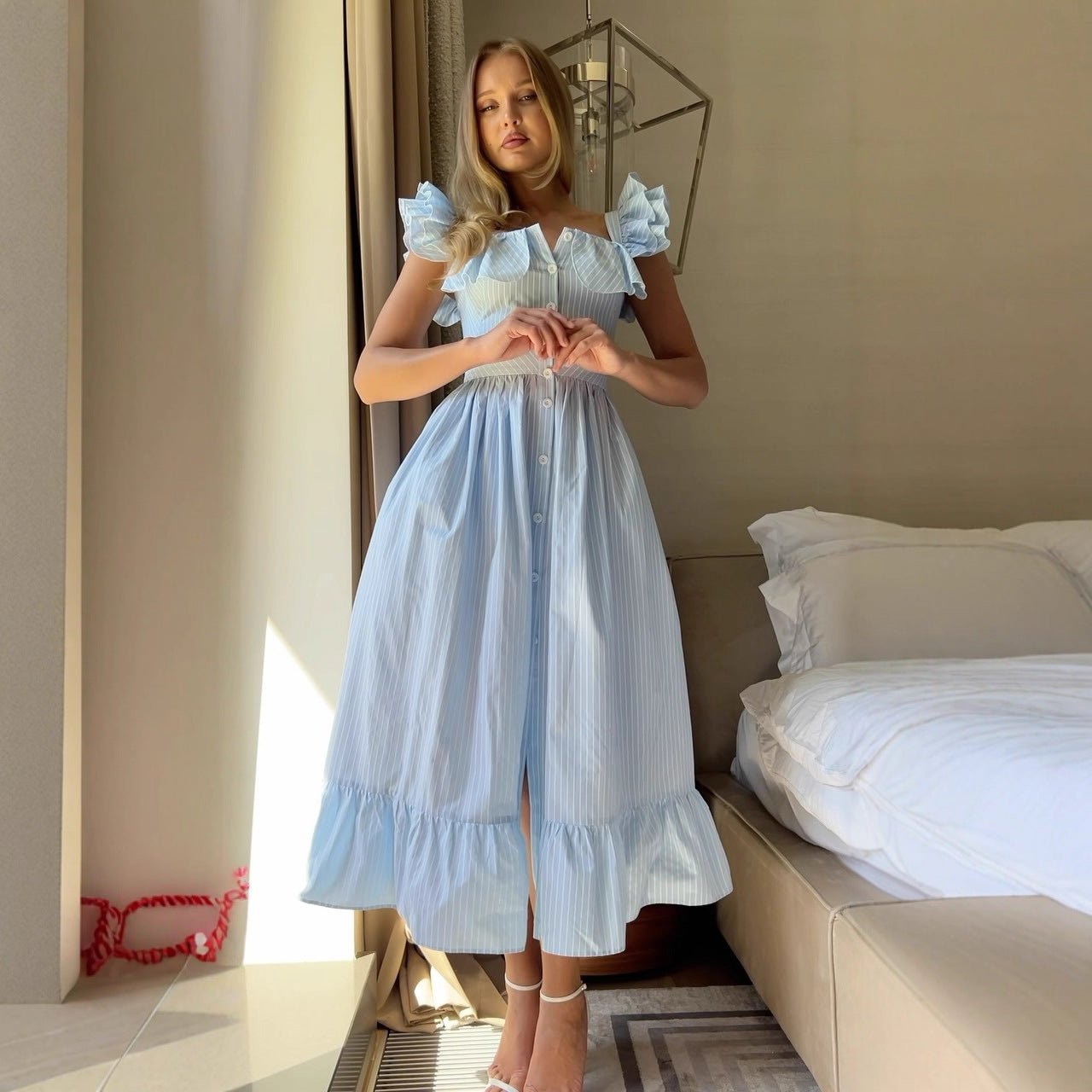 Robe d'été à volants pour femmes avec détails de boutons et jupe ample Chic und Stil
