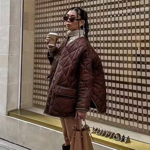 Ladies Quilted Jacket with Button Closure and Practical Pockets Chic and Style