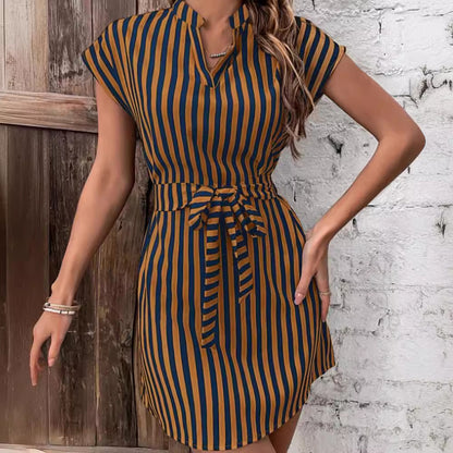 Robe courte à manches courtes tendance pour femmes avec une fine ceinture à la taille et un motif rayé à la mode Chic und Stil