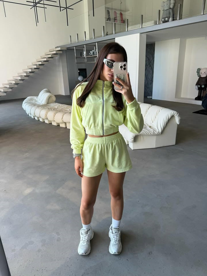Ensemble de vestes de loisirs sportives et de shorts pour femmes en matériau léger Chic und Stil