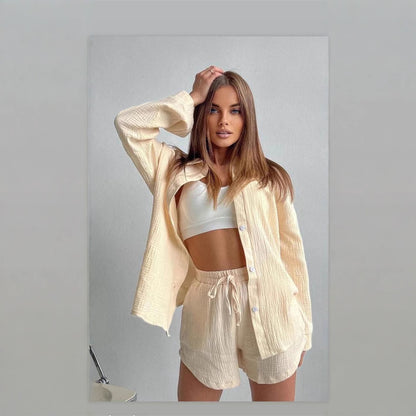 Light summer set for women consisting of a top and shorts Chic und Stil