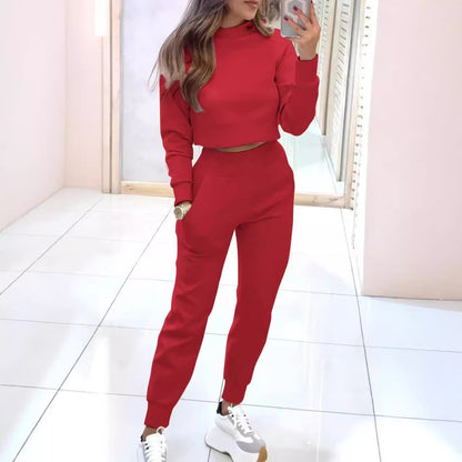 Sporty loungewear set for women with a trendy cropped top and comfortable jogger pants Chic und Stil