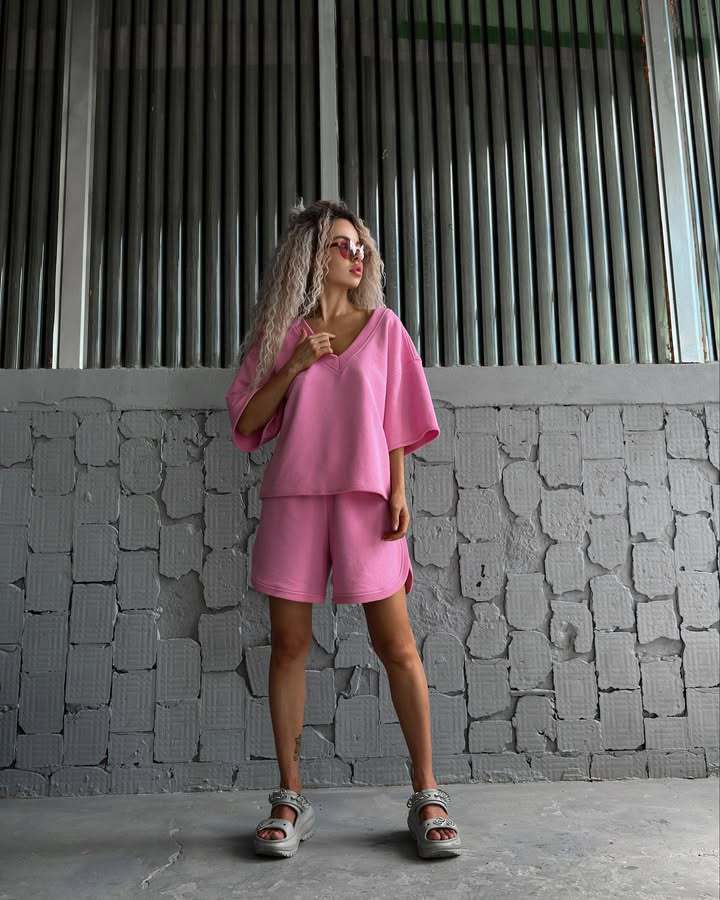 Chic und Stil Women's Casual V Neck Set with Comfortable Shorts and Oversized Top