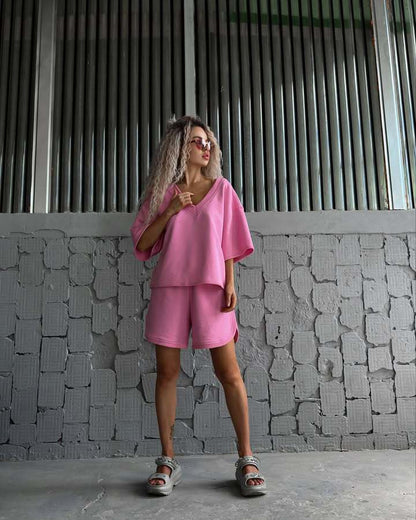 Chic und Stil Women's Casual V Neck Set with Comfortable Shorts and Oversized Top