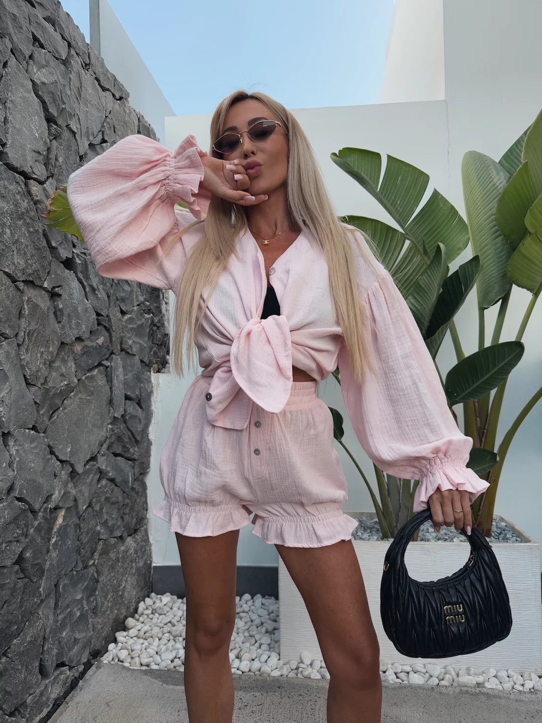 Fashionable women's loungewear set with bow-shaped top and ruffled shorts Chic und Stil