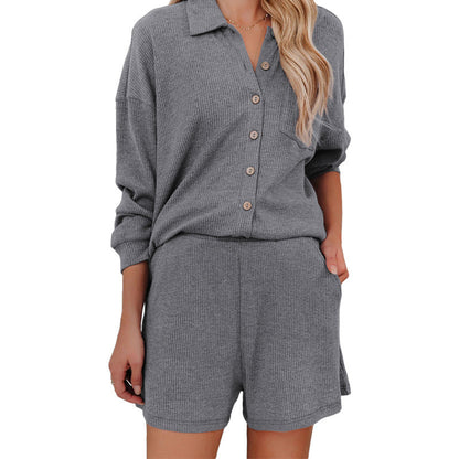 Ensemble de loisirs pour femmes avec blouse décontractée à boutons et shorts Chic und Stil
