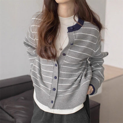 Cardigan en tricot confortable pour femmes avec un motif rayé juvénile et une fermeture à boutons pratique Chic und Stil