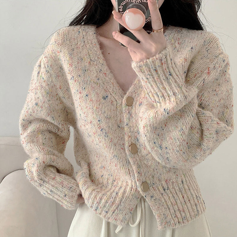 Cardigan en tricot doux pour dames avec un décolleté en V moderne et de grands détails de bouton Chic und Stil