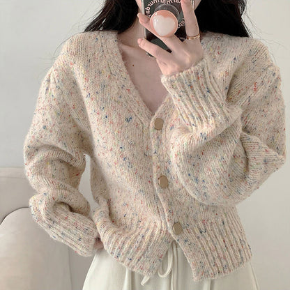 Cardigan en tricot doux pour dames avec un décolleté en V moderne et de grands détails de bouton Chic und Stil
