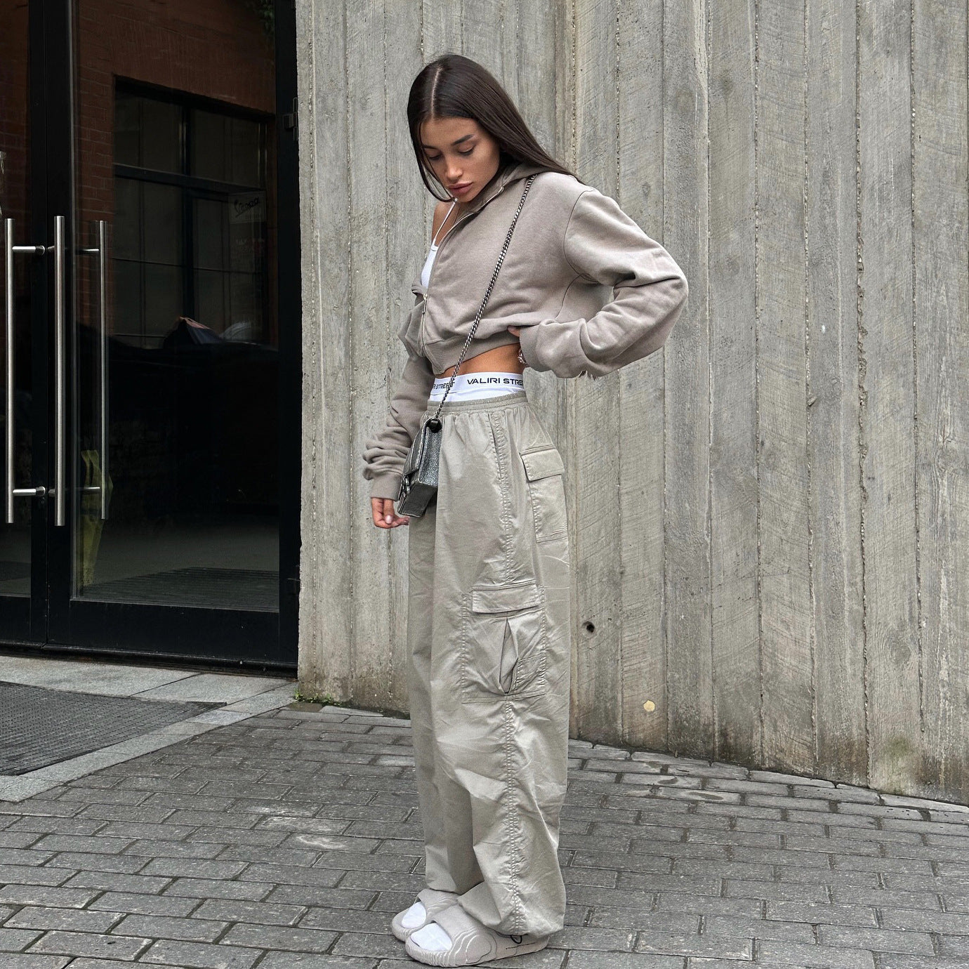 Casual utility style cargo pants for women with an elastic waistband and practical pockets Chic and Style