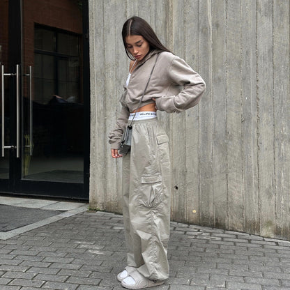 Casual utility style cargo pants for women with an elastic waistband and practical pockets Chic and Style