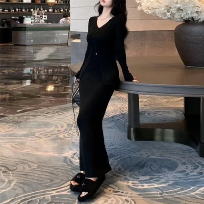 Robe en tricot élégante pour femmes avec une silhouette féminine et un joli décolleté en V Chic und Stil