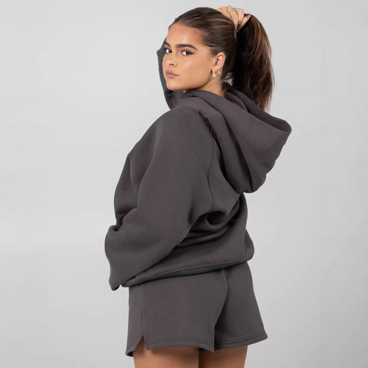 Dames ensemble confortable à capuche et short Chic und Stil