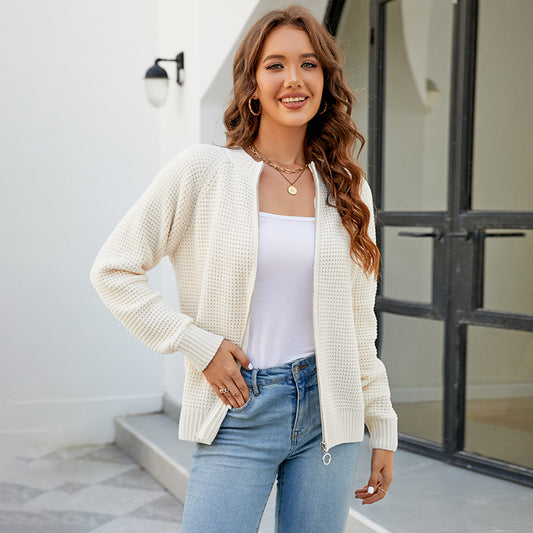 Veste en tricot pour femmes avec un motif gaufré moderne et des poches zippées pratiques Chic und Stil