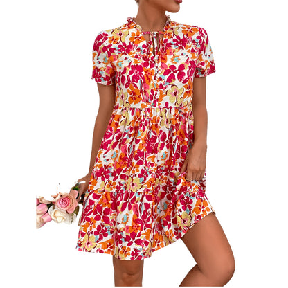 Robe courte à fleurs pour dames avec des détails en dentelle et une silhouette cintrée Chic und Stil