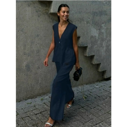 Casual linen set for women with deep V-neck and wide-leg pants Chic and Style
