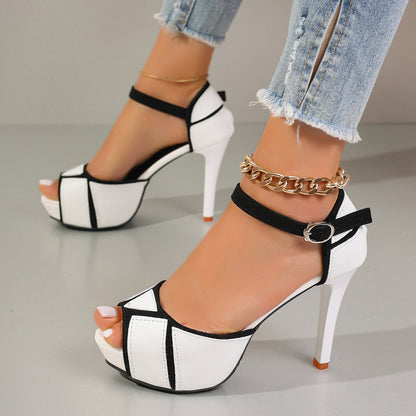 Sandales ouvertes pour femmes avec un design en paillettes glamour et un élégant talon bloc Chic und Stil