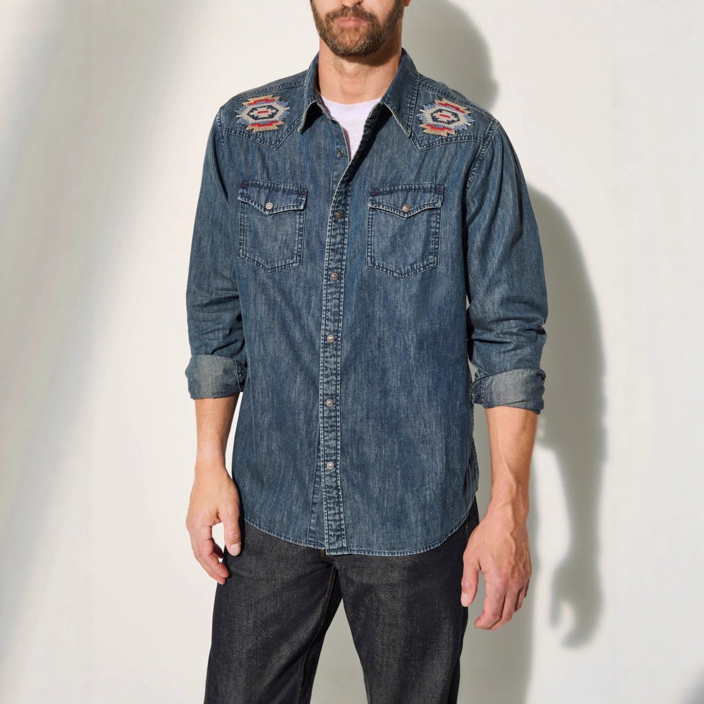 Chemises en jean pour hommes avec un design de broderie attrayant Chic und Stil