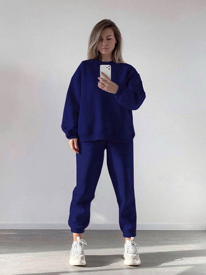 Casual set for women in oversized sweatshirt and jogger pants Chic und Stil