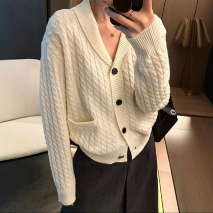 Cardigan femme avec motif en cable et poches plaquées Chic & Stil